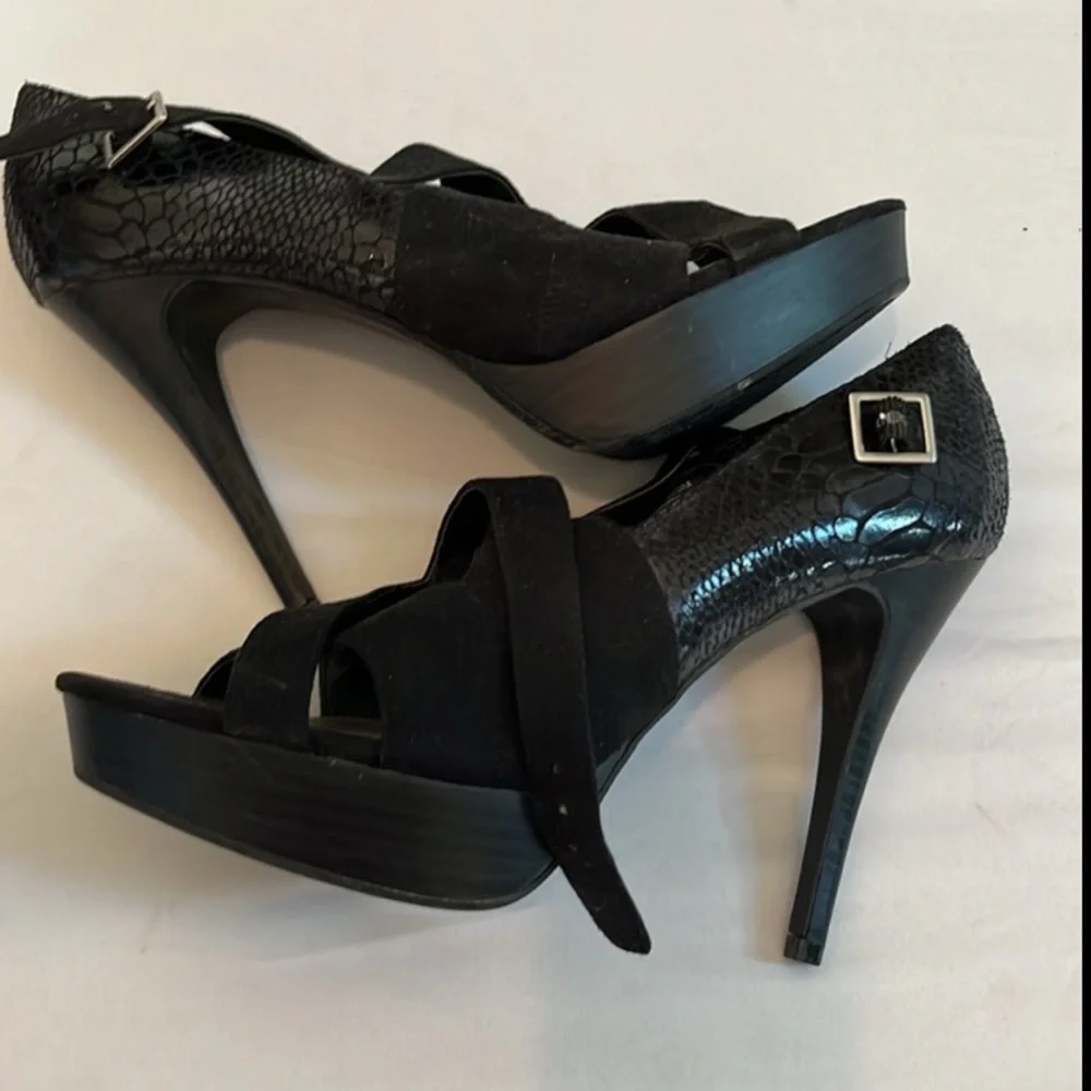 Sofia by Sofia Vargaro size 10 black platform heel faux suede reptile embossed